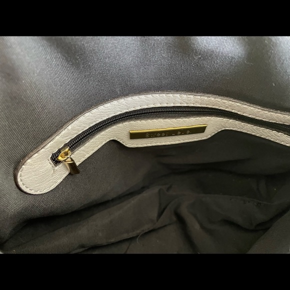 Greige doily pattern purse with removable shoulder strap - Picture 13 of 15